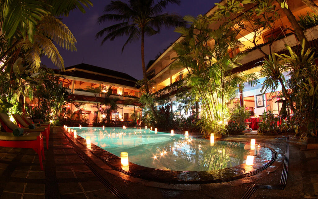 Pool bei Nacht