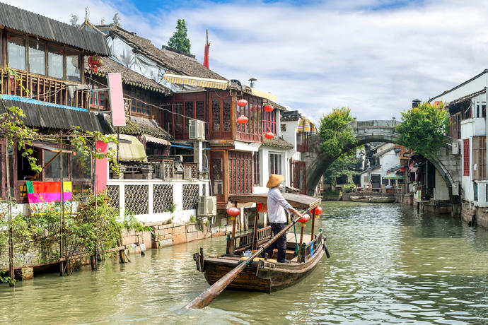 Traditionelles Boot auf dem Kanal in Zhujiajiao