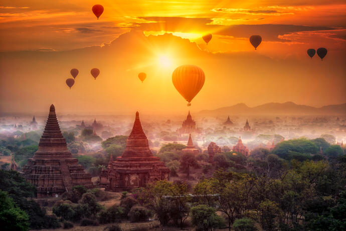 Heißluftballons über Bagan