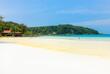 Ein weißer Sandstrand mit türkisem Wasser auf Koh Rong Sanloem Island
