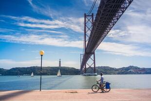 Ponte 25 de Abril mit Fahrradfahrer