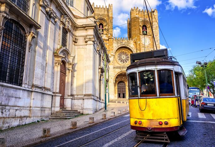 Alfama catedral se patriarcal mit Straßenbahn