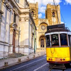 Alfama catedral se patriarcal mit Straßenbahn