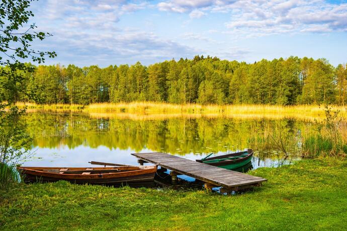 Idyllischer Masurensee mit einem Steg