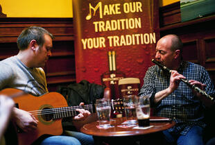 Musiker in einem irischen Pub