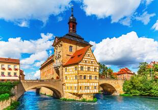 Obere Brücke durch den Torturm des Alten Rathauses führend