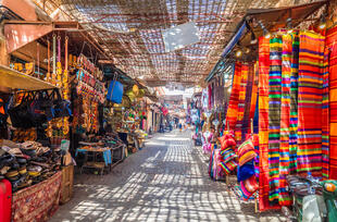 Souks in der Medina von Marrakesch 