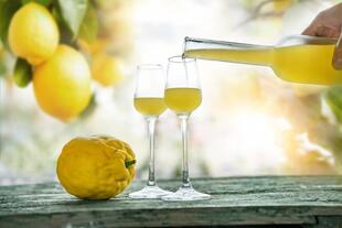 zwei Limoncello Gläser 