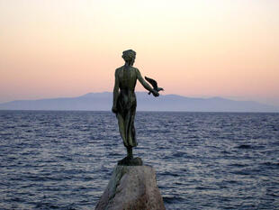 Die geheimnisvolle Statue "Das Mädchen mit der Möwe" in Opatija