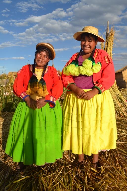 Einwohner der Uros Schilfinsel auf dem Titicacasee
