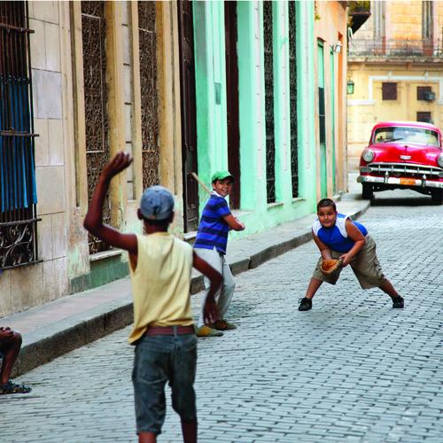 Kinder beim Ballspielen in Havanna