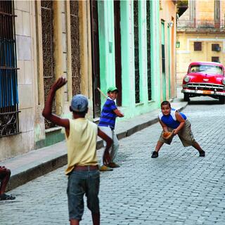 Kinder beim Ballspielen in Havanna