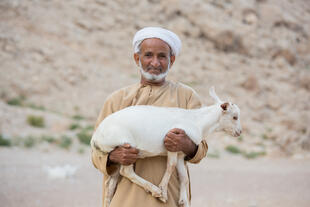 Omani mit Ziege