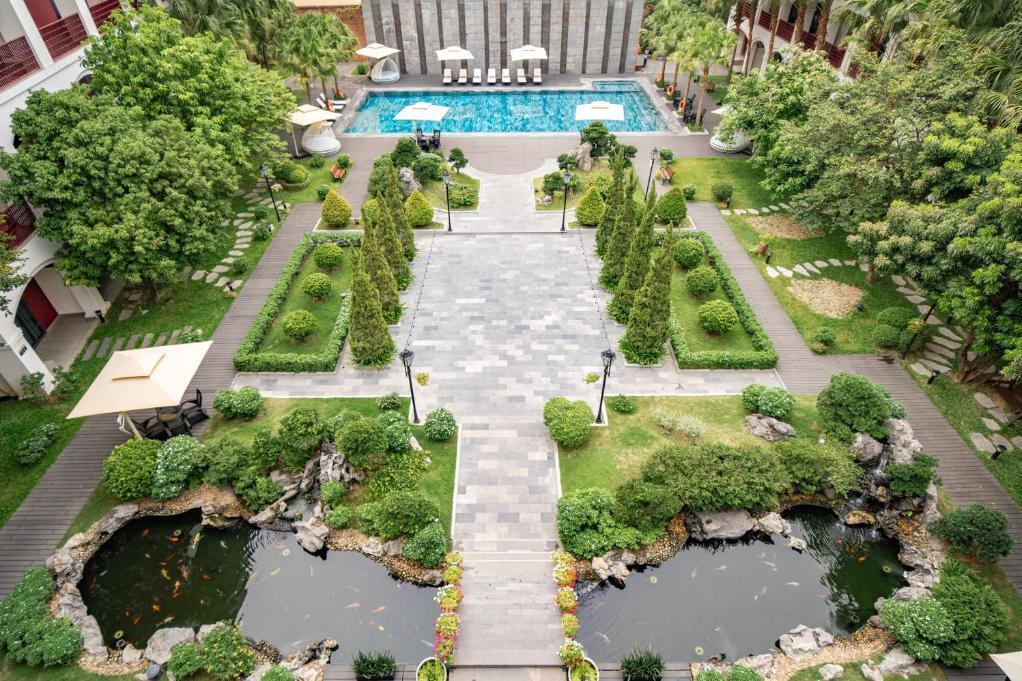 Pool und Gartenanlage