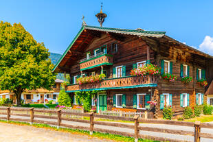 Typisches Holzhaus in Tirol