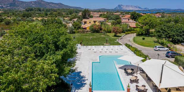Blick auf Pool und Hotelumgebung