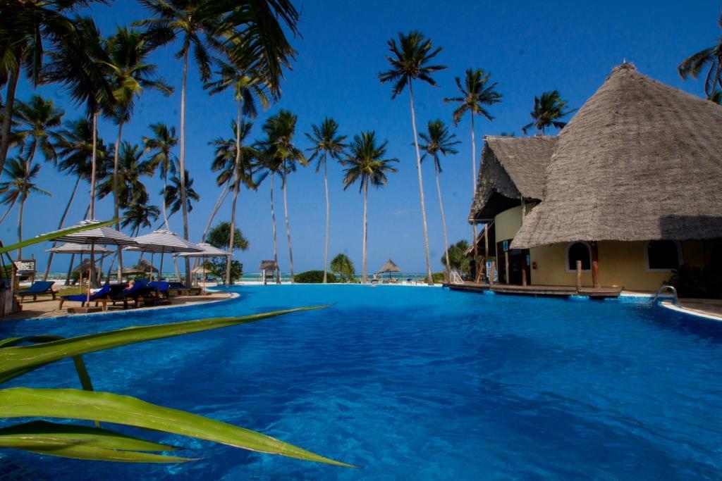 Der große Pool des Ocean Paradise Resort and Spa