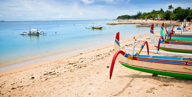 Traditionelle Fischerboote am Strand von Nusa Dua