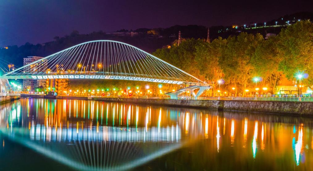 beleuchtete Zubizuri Brücke in Bilbao bei Nacht, Bilbao Reisen