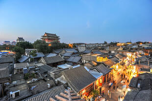 Blick auf die abendliche Hutong-Landschaft in Peking 