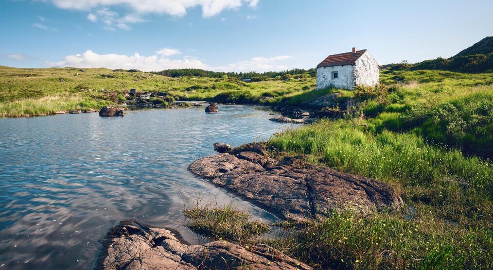 Steinhaus mit rotem Dach bei einer 8 Tage Irland Rundreise