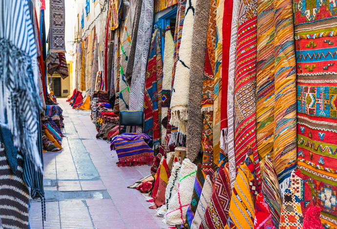 Bunte Teppiche in den Straßen von Essaouira 