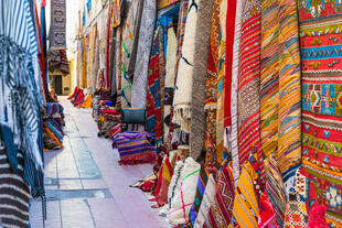 Bunte Teppiche in den Straßen von Essaouira 
