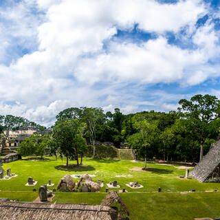 Maya- Tempel in der Ruinenstätte Tikal