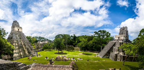 Maya- Tempel in der Ruinenstätte Tikal