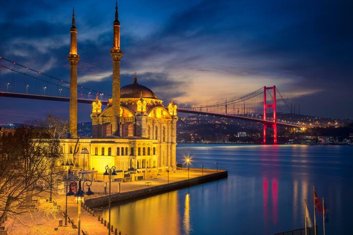 Ortaköy Moschee und Bosporus Brücke der Märtyrer des 15. Juli