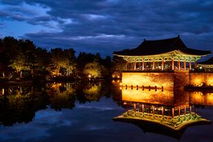 abendliche Beleuchtung des Donggung und Wolji Pond in Gyeongju 