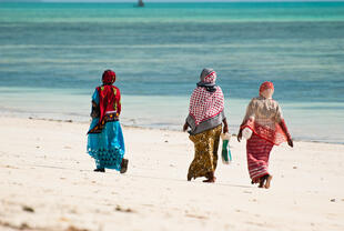 Frauen am Strand von Sansibar