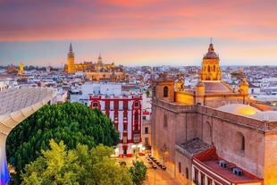 Skyline von Sevilla bei Sonnenuntergang 
