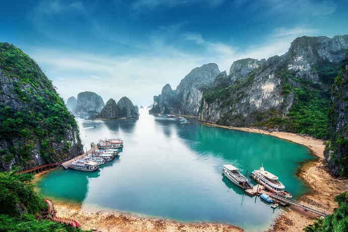 Halong-Bucht mit traditioneller Dschunke auf dem Wasser in Vietnam