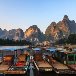 Li Fluss mit traditionellen Booten