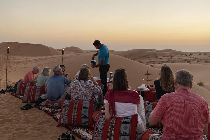 Eine SKR-Reisegruppe bei einer Teepause in der Wahiba-Wüste im Oman