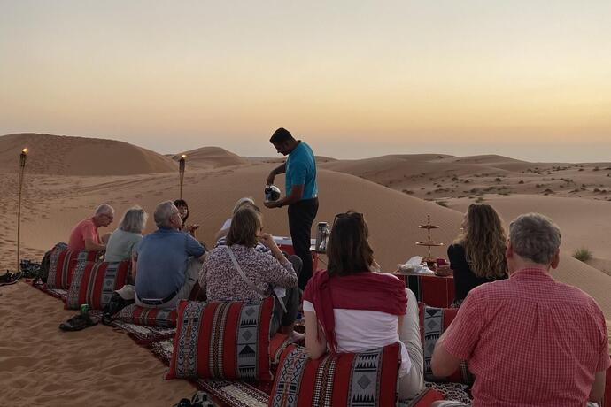 Eine SKR-Reisegruppe bei einer Teepause in der Wahiba-Wüste im Oman