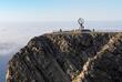 Steilküste des Nordkaps mit Globus-Skulptur