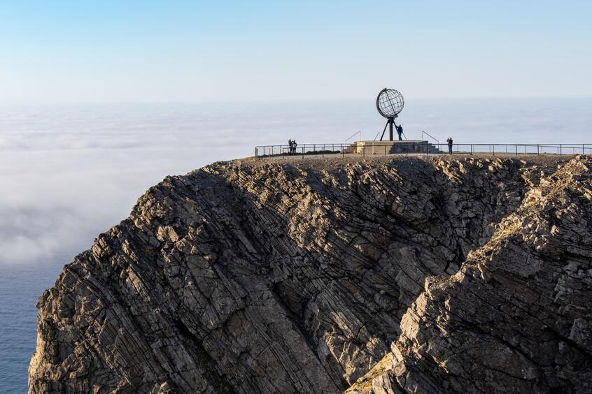 Steilküste des Nordkaps mit Globus-Skulptur
