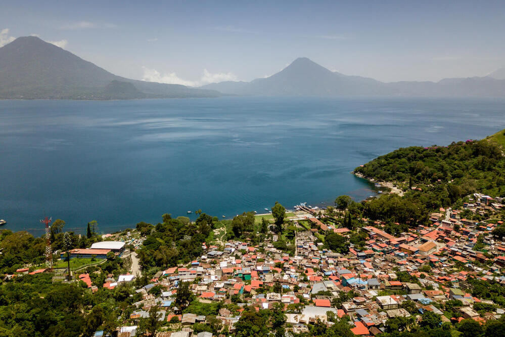Atitlán-See mit der Stadt Santa Caterina Palopó