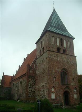 Dorfkirche von Groß Zicker mit Holzturm 