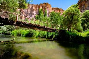 Holzbrücke über den Melendizer Fluss