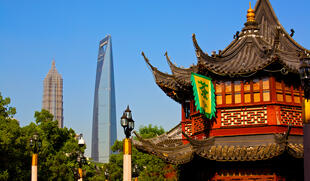 Blick von der Altstadt auf die Neustadt von Shanghai