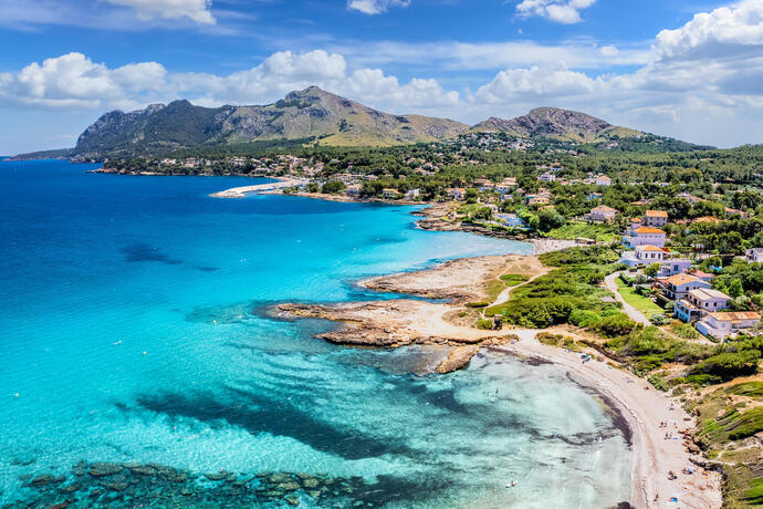 Blick auf den Strand von Alcúdia auf Mallorca 