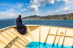 Mönch auf einem Boot