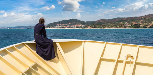 Mönch auf einem Boot