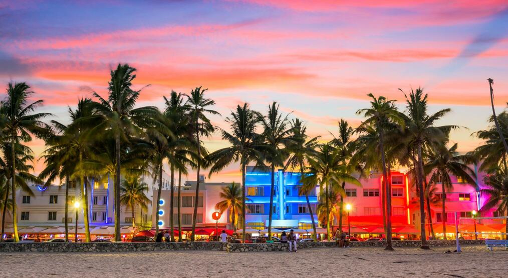 South Beach Miami mit Art Deco-Häusern und Palmen im Sonnenuntergang