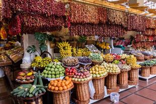 Stand mit Obst und Gemüse 