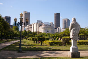 Park mit Blick auf die Skyline von Rio de Janeiro
