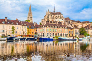 Schöner Blick auf die historische Stadt Auxerre mit Yonne Burgund